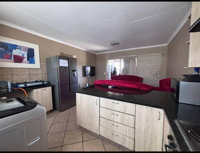 2 BEDROOM APARTMENT FOR SALE IN FLORIDA GLEN